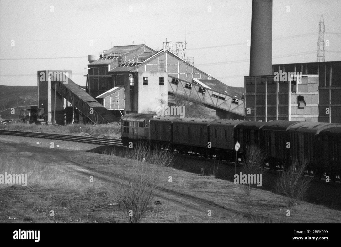 1970, scena sulle ferrovie britanniche, Regno Unito, treno che passa Lofthouse Colliery, Wakefield, West Yorkshire, Inghilterra del Nord Foto Stock