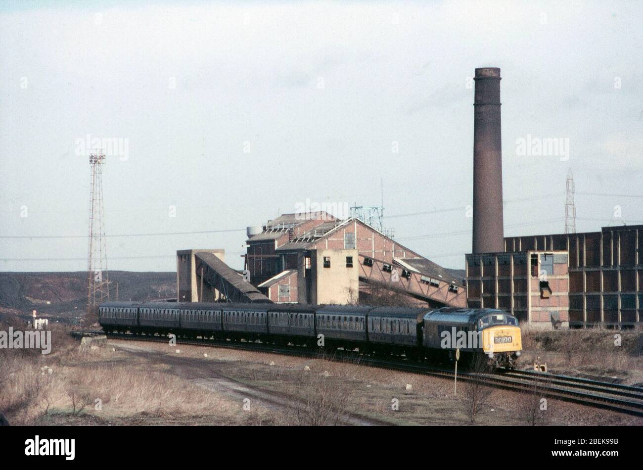 1970, scena sulle ferrovie britanniche, Regno Unito, treno che passa Lofthouse Colliery, Wakefield, West Yorkshire, Inghilterra del Nord Foto Stock