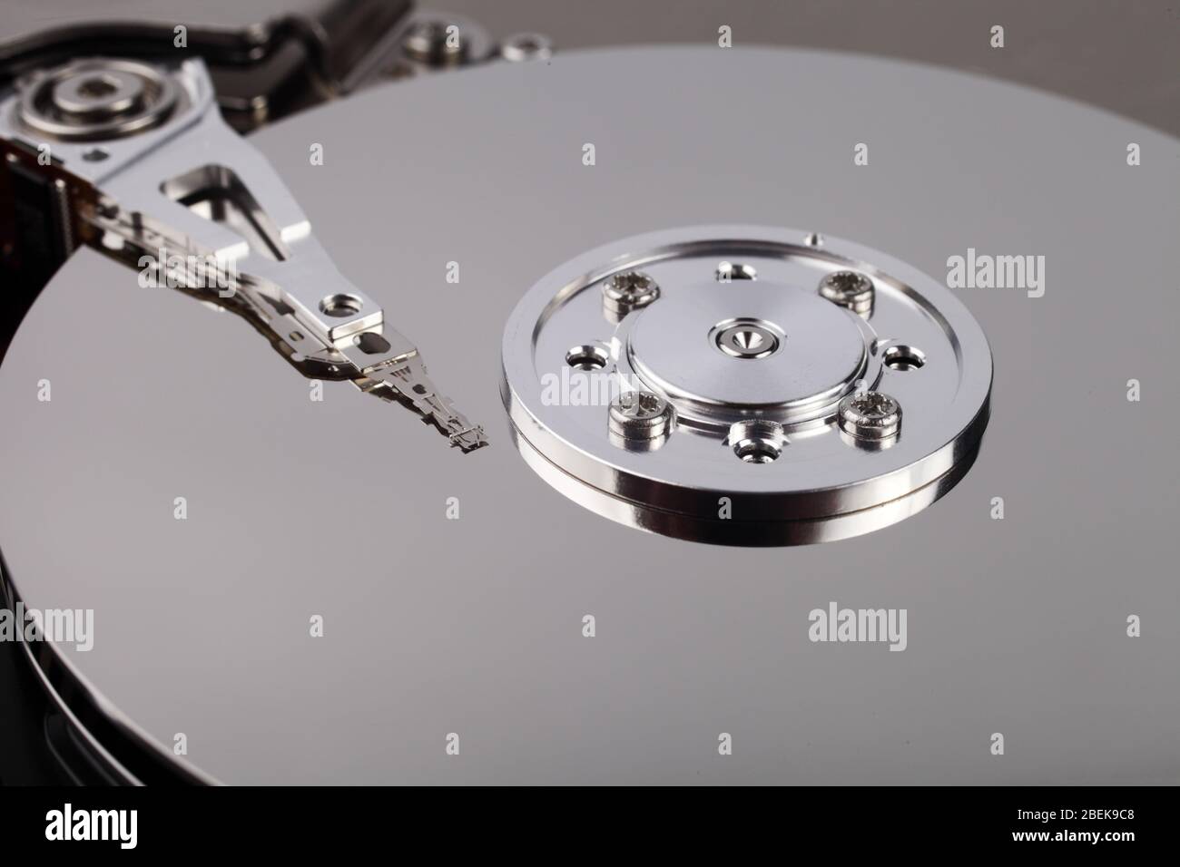 disco rigido del computer disassemblato, dischi mirror, parte di un personal computer per la memorizzazione delle informazioni Foto Stock