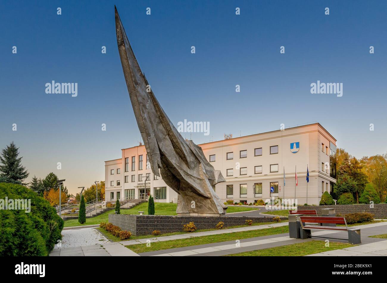 Czeladź, provincia della Slesia, Polonia. Memoriale al primo, eletto 1927, comune comunista in Polonia. L'edificio del Municipio sullo sfondo. Foto Stock