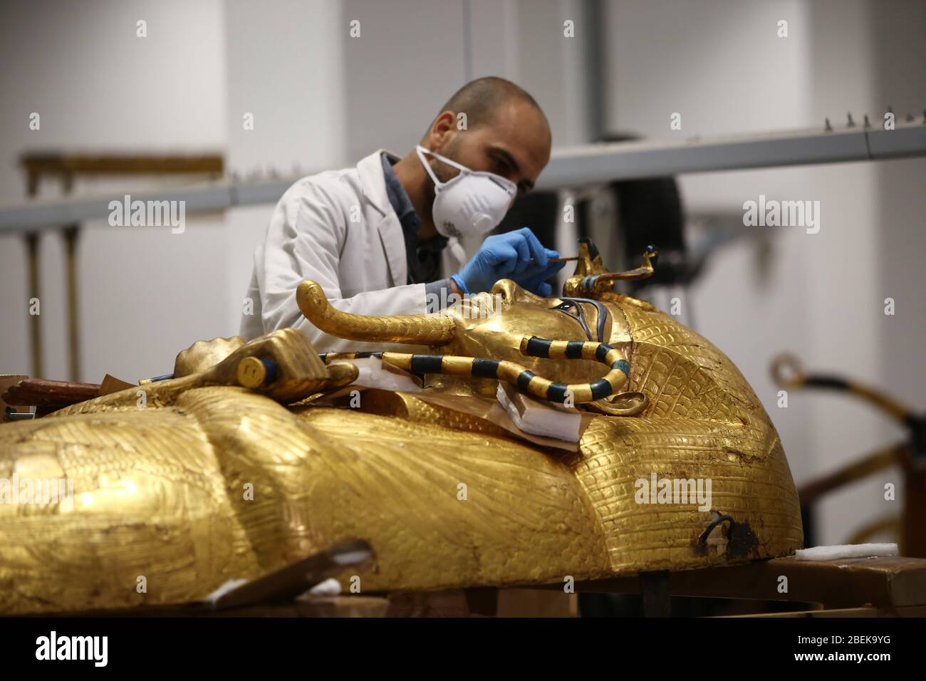 Giza, Egitto. 13 Aprile 2020. Un archeologo che indossa una maschera facciale opera nel Grand Egyptian Museum (GEM) di Giza, Egitto, il 13 aprile 2020. L'Egitto ha riferito lunedì 125 nuove infezioni da COVID-19 e cinque morti, portando il numero di morti nel paese a 164. Credit: Ahmed Gomaa/Xinhua/Alamy Live News Foto Stock