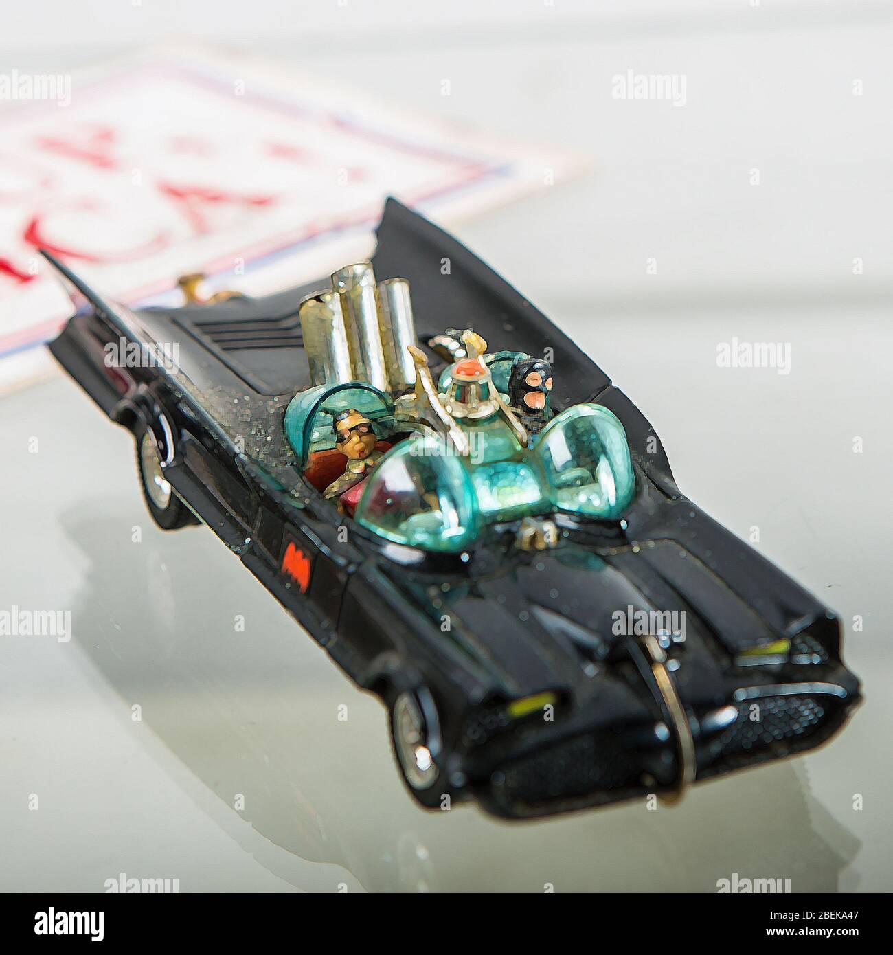Modell des Batmobles von Corgi Toys mit Batman und Robin Foto Stock