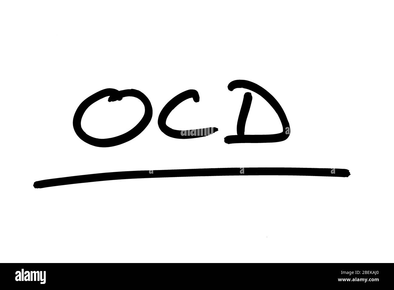 OCD - l'abbreviazione di Ossessive Compulsive Disorder scritto a mano su sfondo bianco. Foto Stock