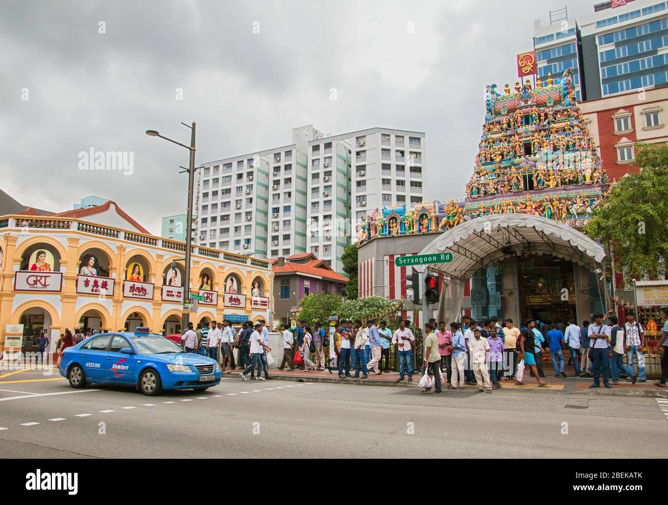 lavoratori migranti in little india street singapore, singapore, little india singapore, colorata little india, migranti indiani singapore, dipinti murali Foto Stock