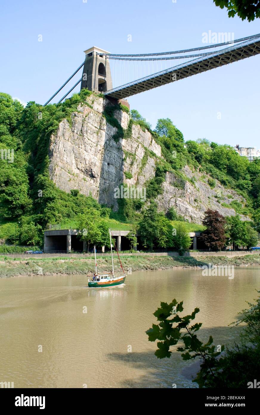 In barca a vela sotto il ponte sospeso di Clifton fiume Avon, bristol. Foto Stock
