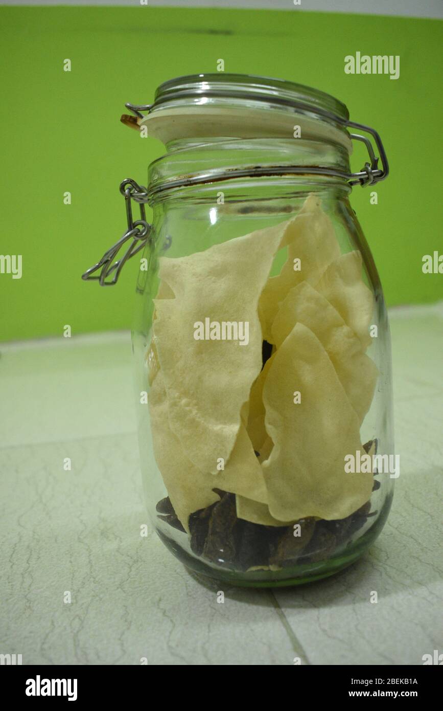 Poppadum, è un piatto sottile e fresco a forma di disco, tipicamente a base di un impasto stagionato di solito fatto di farina di grammo nero pelata (farina URAD), fritto o coo Foto Stock