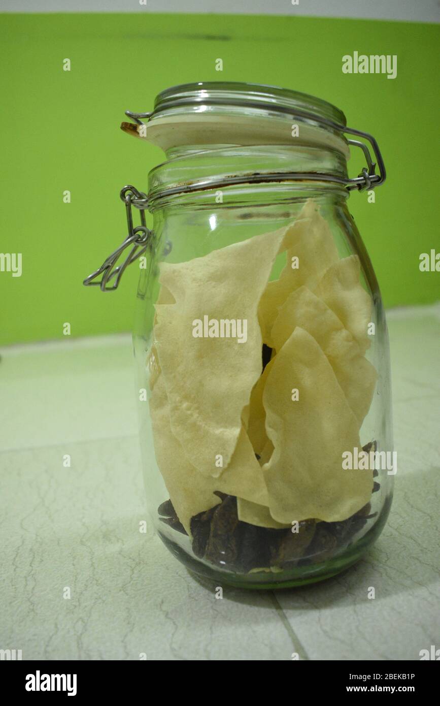 Poppadum, è un piatto sottile e fresco a forma di disco, tipicamente a base di un impasto stagionato di solito fatto di farina di grammo nero pelata (farina URAD), fritto o coo Foto Stock