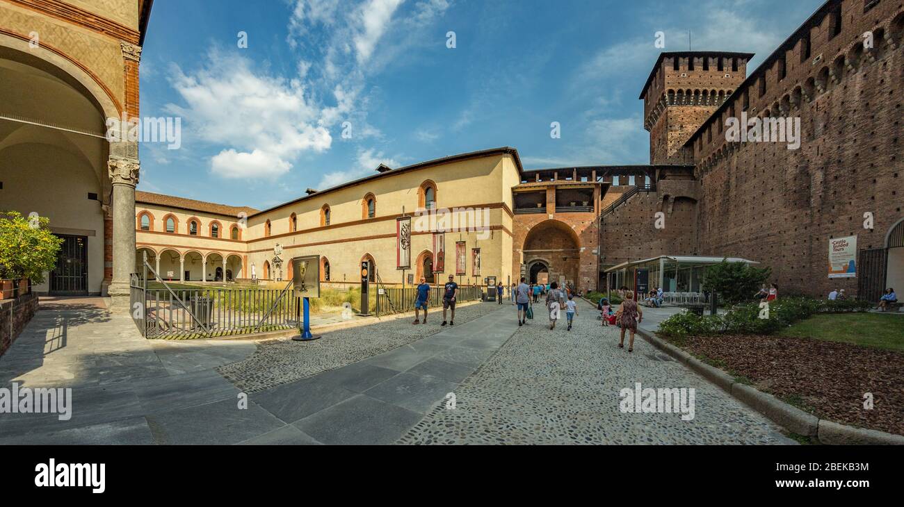 MILANO, ITALIA - 1 agosto 2019: Persone in visita al Castello Sforzesco XV secolo - Castello Sforzesco. È uno dei simboli principali della città di Milano, Lom Foto Stock