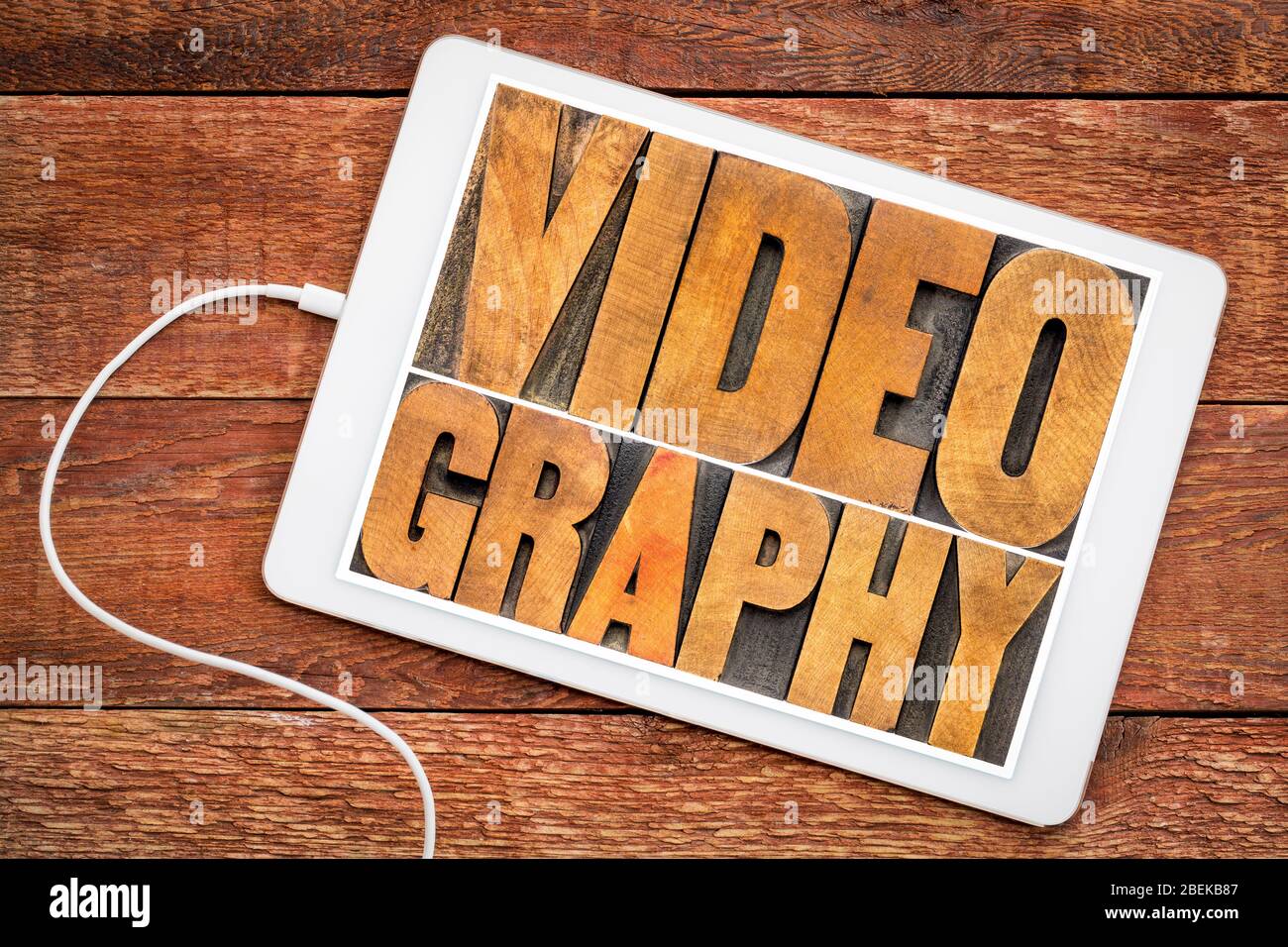 videoografia in stile lignea vintage su tablet, media, intrattenimento e comunicazione digitale Foto Stock