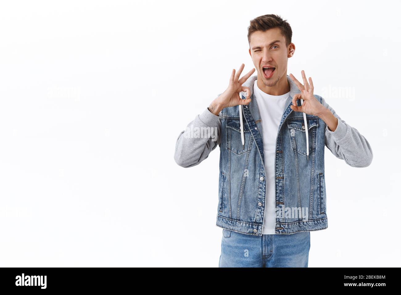 Uomo garanzia di buona qualità, la migliore offerta di sempre. Ritratto di sassy bionda bell'uomo wink assicurando e mostrare gesto okay, non vota male buon piano, grande Foto Stock