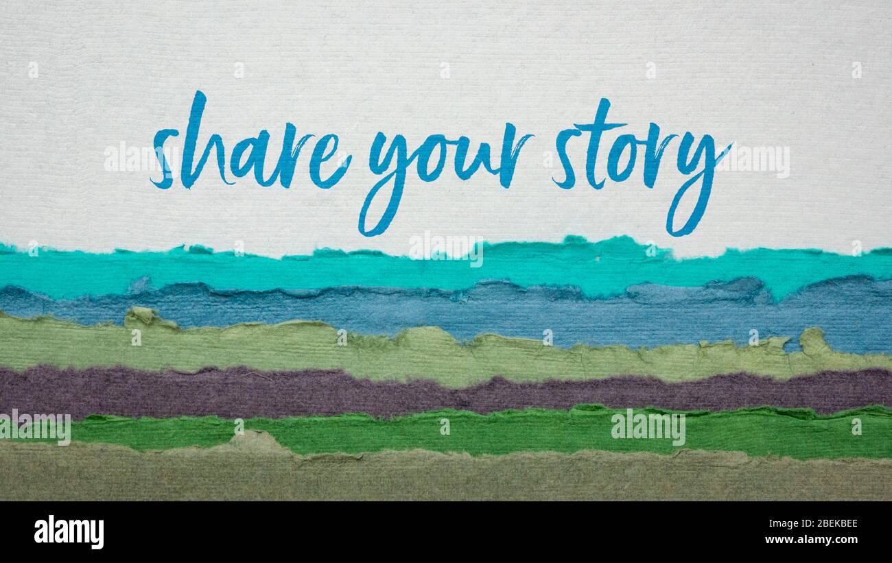 condividi la tua storia - scrivere a mano motivazionale su una carta colorata fatta a mano, condividere esperienza e concetto di saggezza Foto Stock