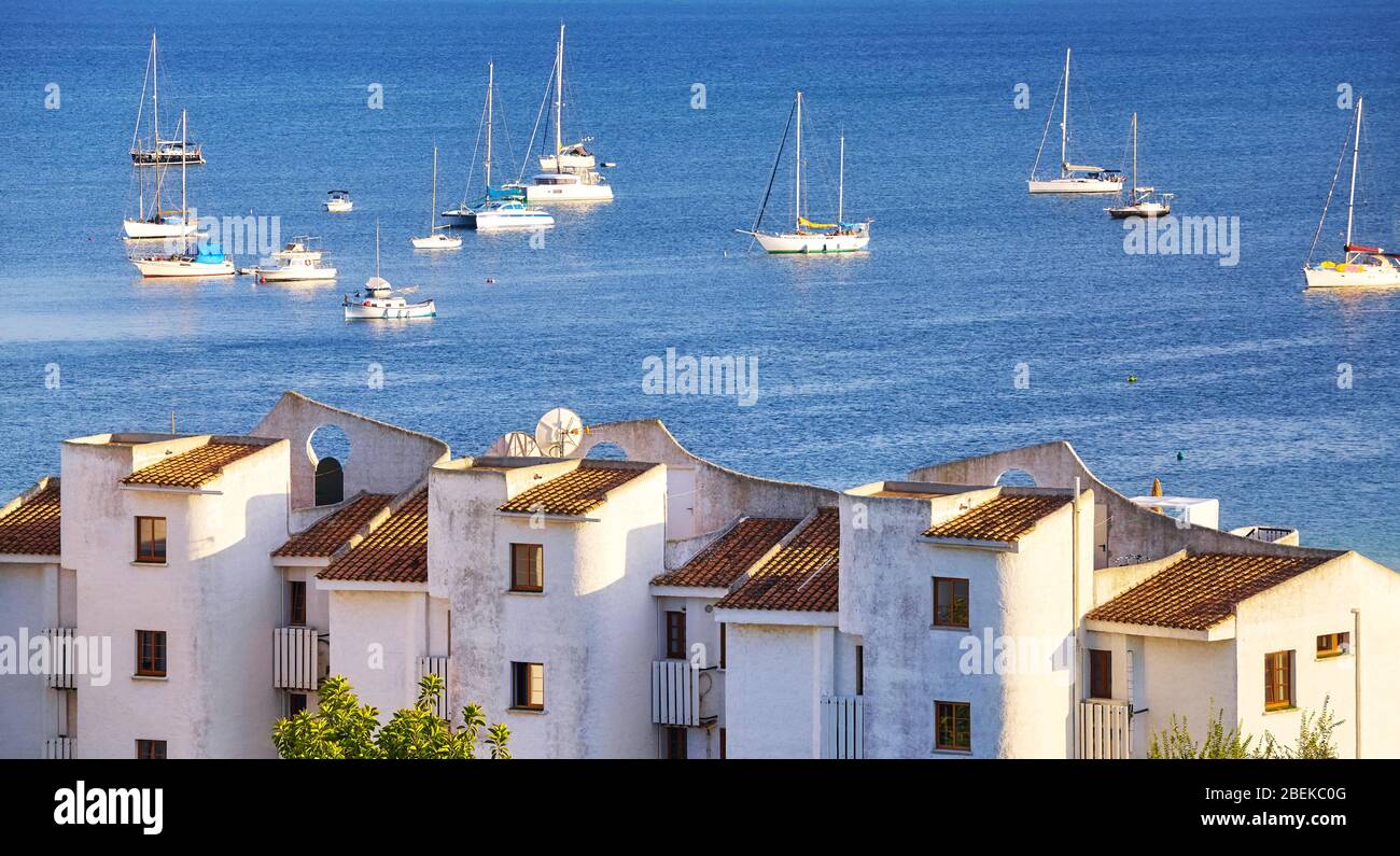 Porto di Alcudia con yacht ancorati in strada in distanza al tramonto, Maiorca, Spagna. Foto Stock
