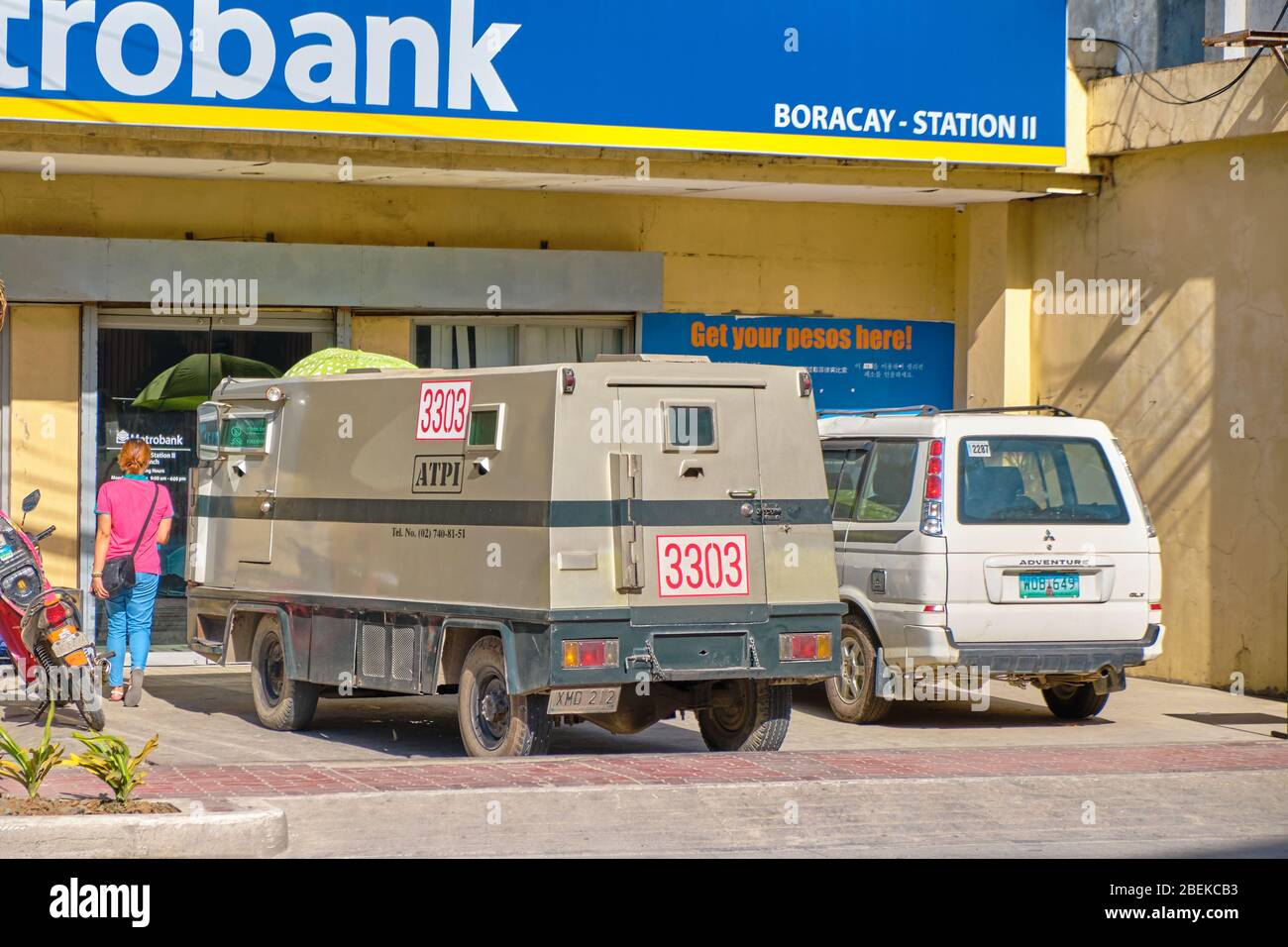 Boracay, Filippine - 22 gennaio 2020: Trasporto di contanti vicino alla Banca sulla strada principale dell'isola Foto Stock
