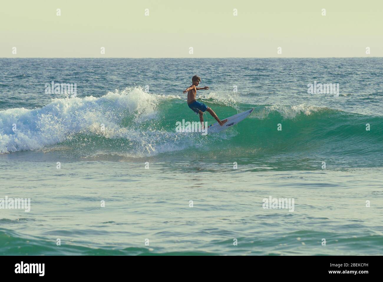 HIKKADUWA, SRI LANKA - 19 FEBBRAIO 2020: Surfista su un'onda nell'Oceano Indiano Foto Stock