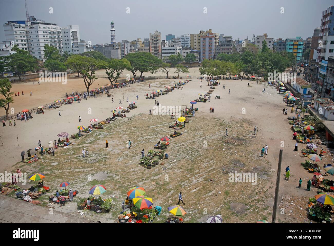 La nuova casa del mercato della cucina della Grandaria Dhupkhola, situata nel parco giochi adiacente. I negozi sono distanziati per garantire spazio sufficiente per gli acquirenti Foto Stock