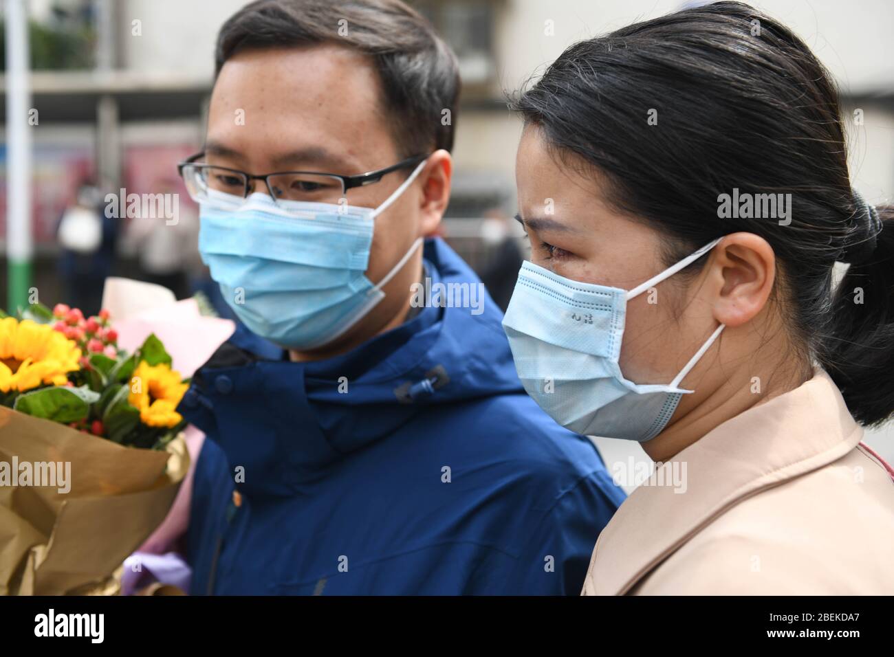 Hefei, provincia cinese di Anhui. 14 Aprile 2020. Liu Gang (L), un medico che aiutò la lotta contro COVID-19 a Wuhan, si riunì con sua moglie dopo 14 giorni di quarantena presso il primo ospedale affiliato dell'Anhui Medical University a Hefei, nella provincia di Anhui, nella Cina orientale, il 14 aprile 2020. I cinque medici dell'ospedale, che si recarono a Wuhan, colpito da coronavirus, il 27 gennaio, si riunirono con le loro famiglie martedì dopo una quarantena di due settimane, effettuata dopo il loro ritorno da Wuhan il 31 marzo. Credit: Zhang Duan/Xinhua/Alamy Live News Foto Stock