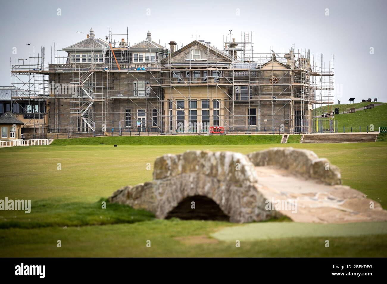 Il Royal and Ancient Golf Club e il Ponte di Swilcan sul campo Vecchio a St Andrews in Scozia. Conosciuto come la casa del golf, il campo da golf più antico e più iconico del mondo ospiterà il 150° Open nel 2022, dopo che quest'anno il Royal St George's a Kent sarà rimandato all'anno prossimo. Foto Stock