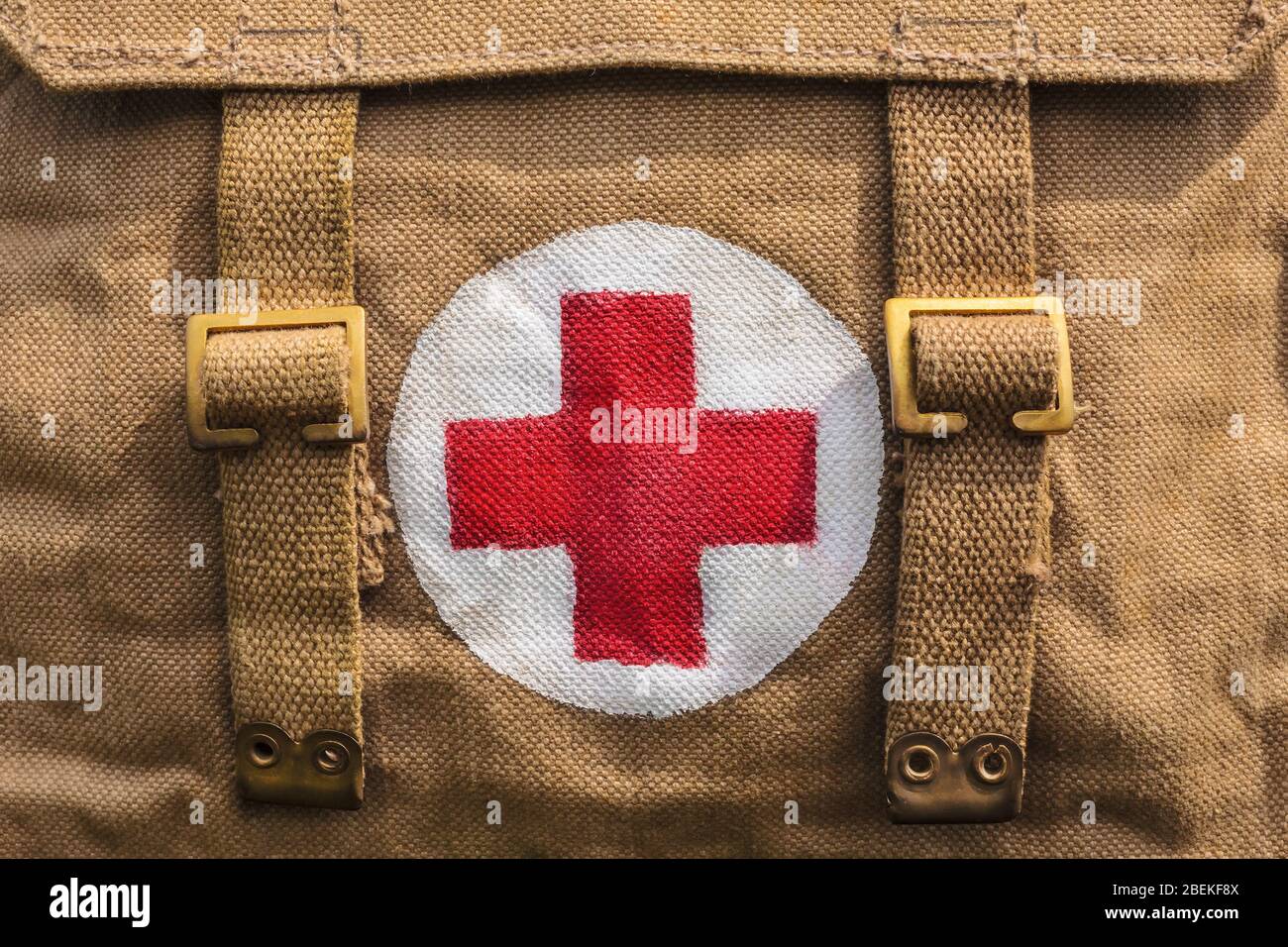Simbolo di aiuto medico croce rossa su una borsa dell'esercito di iuta vintage Foto Stock