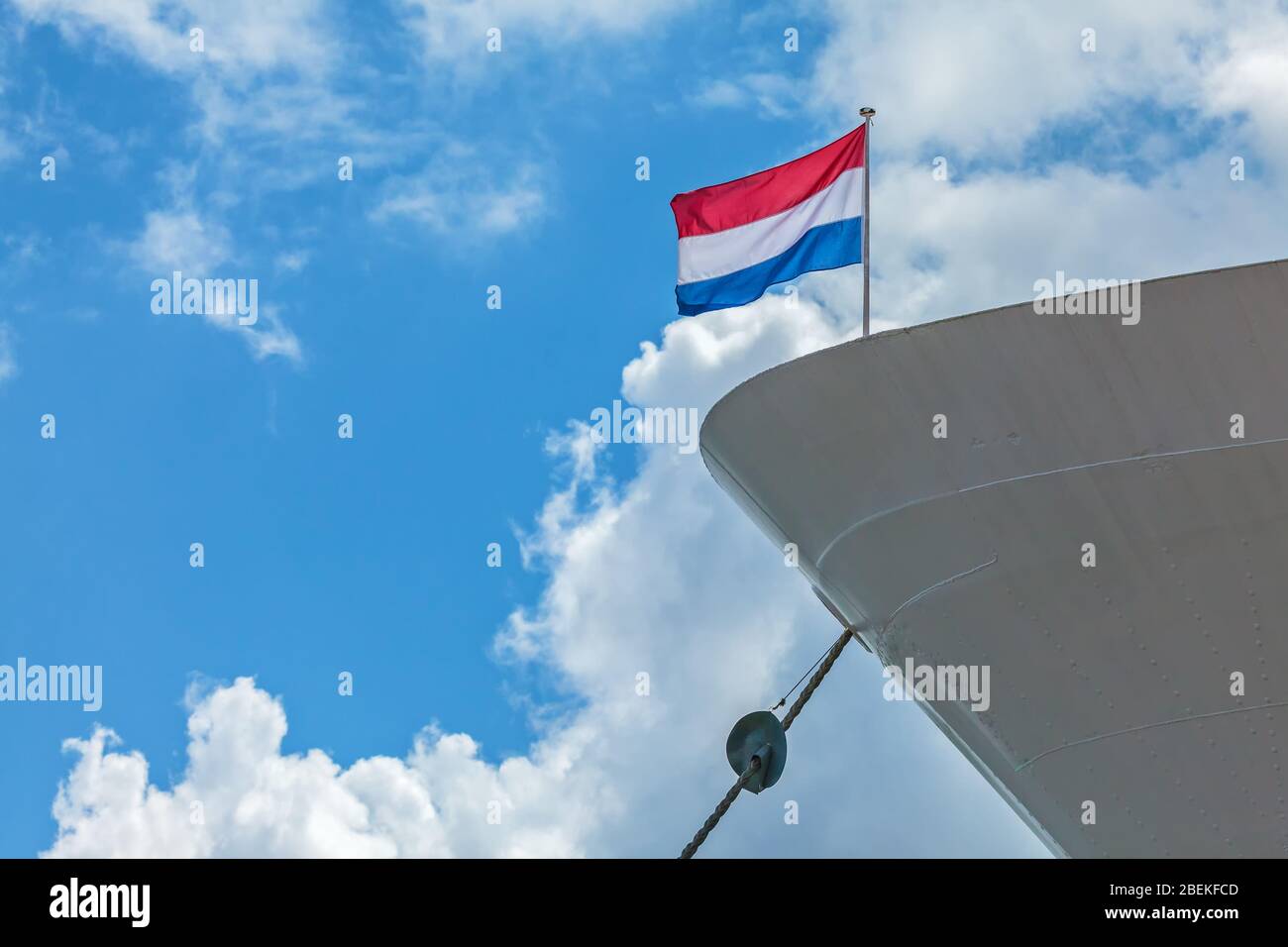 Barca da crociera ancorata con bandiera olandese Foto Stock