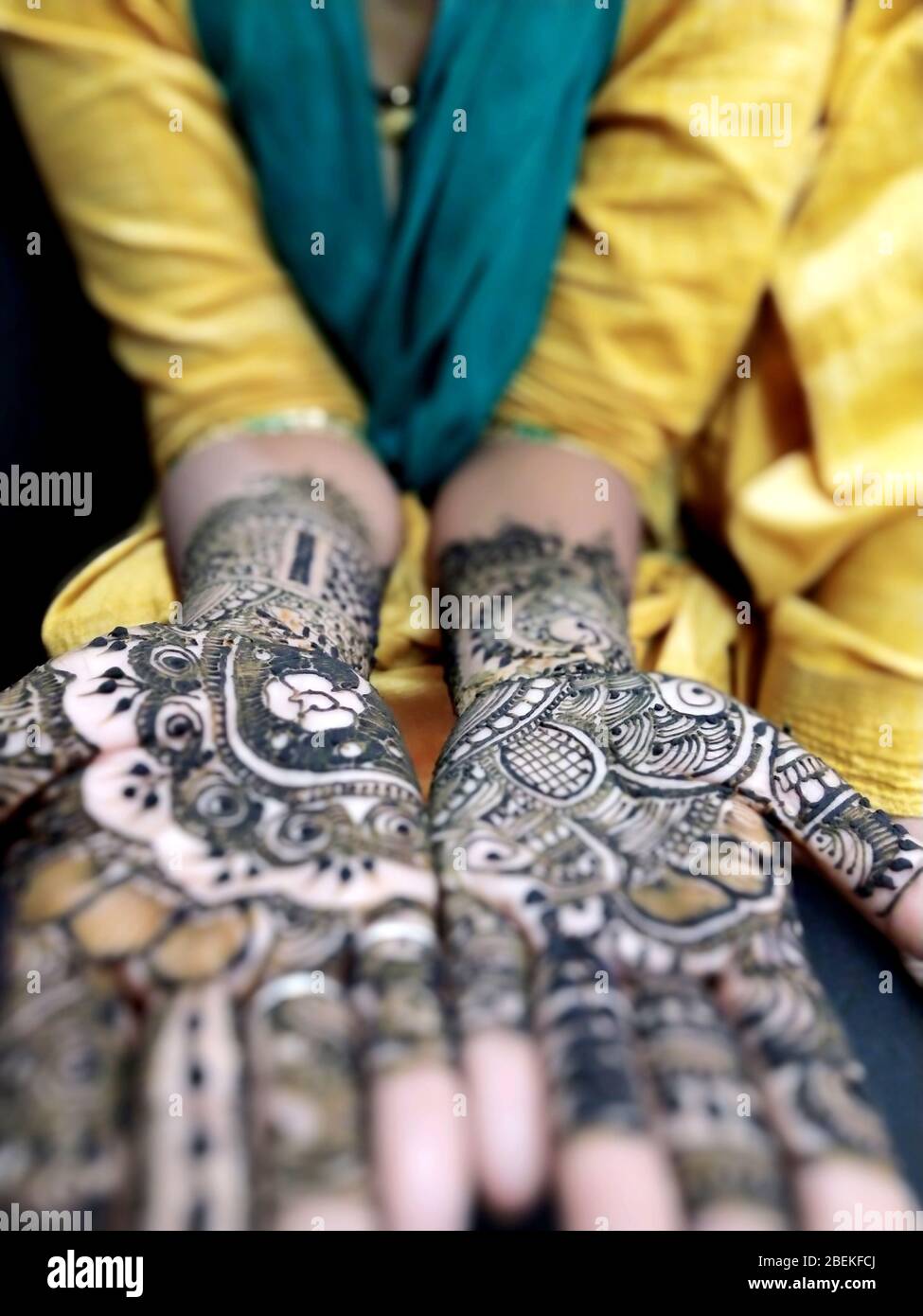 Splendidamente decorate mani indiane con mehandi fatto tipicamente per matrimoni Foto Stock