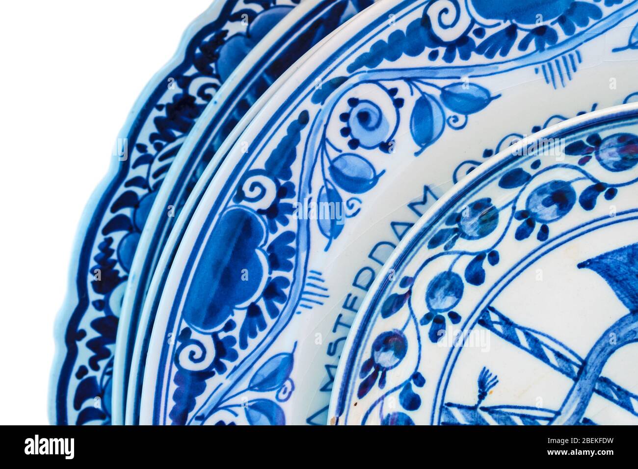 Autentici piatti in porcellana blu e bianca olandesi con testo Amsterdam Foto Stock