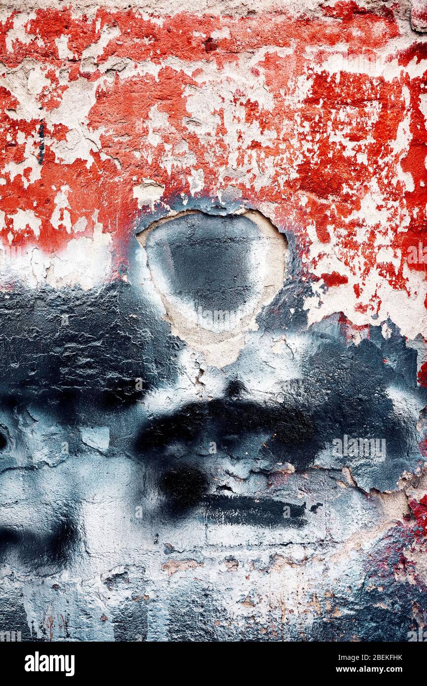 Vernice pelata superficie in intonaco da parete testurizzata con vernice rossa e nera. Grunge cracking parete texture sfondo. Foto Stock