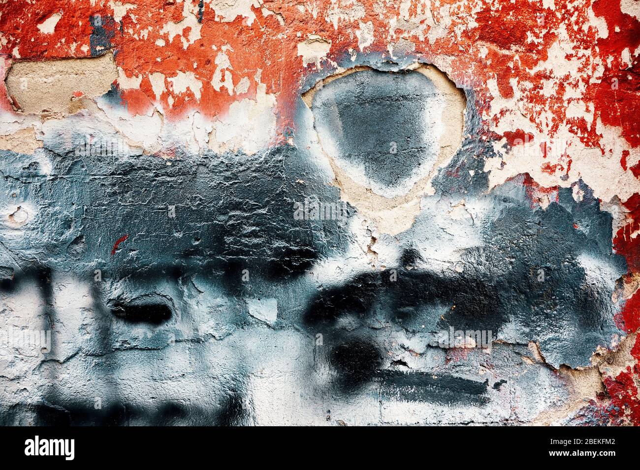 Vernice pelata superficie in intonaco da parete testurizzata con vernice rossa e nera. Grunge cracking parete texture sfondo. Foto Stock