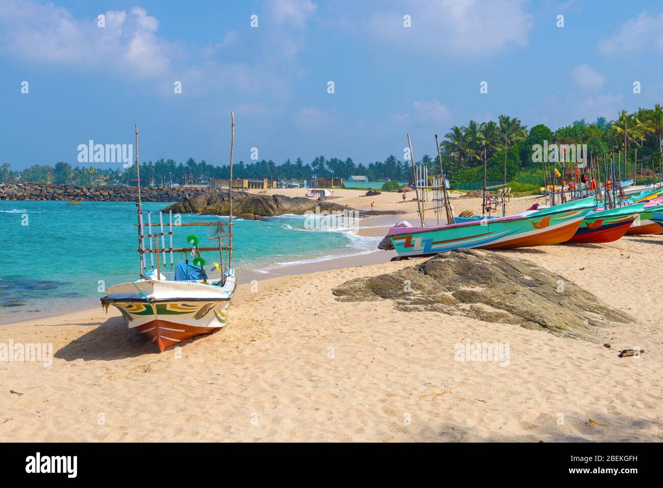 Giornata di sole sulla riva dell'Oceano Indiano. Ambalangoda, Sri Lanka Foto Stock
