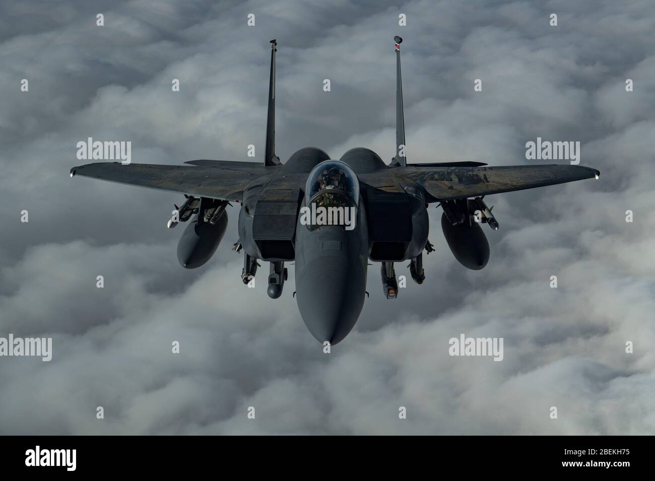 Un aereo da combattimento dell'aviazione militare statunitense F-15E Strike Eagle, assegnato al 494° Expeditionary Fighter Squadron vola sopra l'Iraq durante una sortie di rifornimento 15 gennaio 2020 vicino alla base aerea di al Dhafra, Iraq. Foto Stock Un aereo da combattimento dell'aviazione militare statunitense F-15E Strike Eagle, assegnato al 494° Expeditionary Fighter Squadron vola sopra l'Iraq durante una sortie di rifornimento 15 gennaio 2020 vicino alla base aerea di al Dhafra, Iraq. Foto Stock