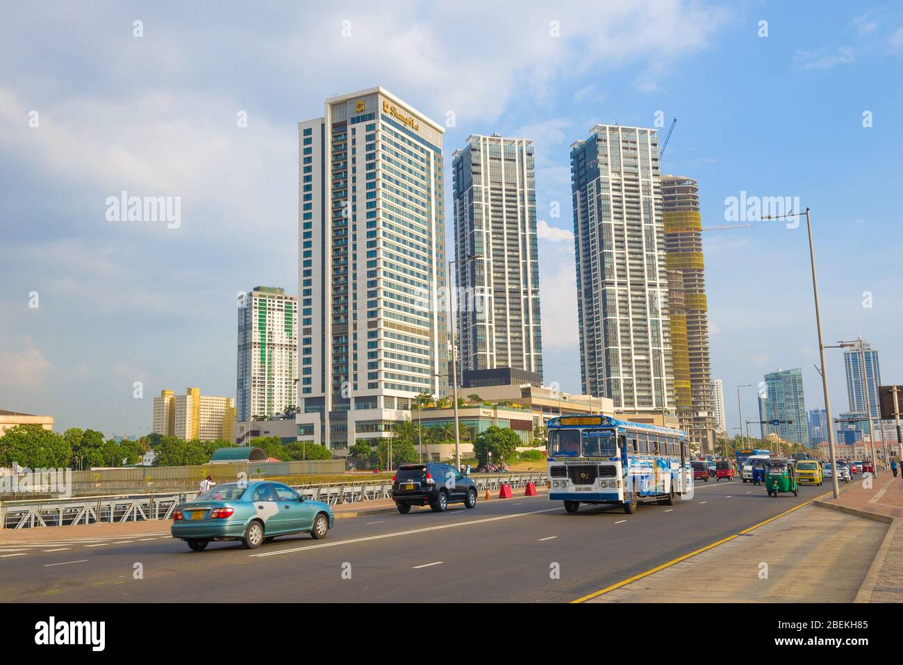 COLOMBO, SRI LANKA - 21 FEBBRAIO 2020: Vista di alti edifici moderni in una giornata di sole Foto Stock