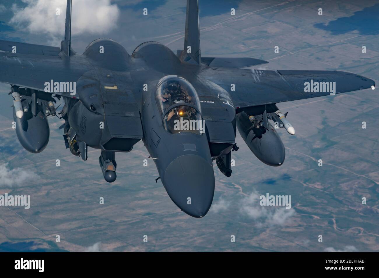 Un aereo da combattimento dell'aviazione militare statunitense F-15E Strike Eagle, assegnato al 494° Expeditionary Fighter Squadron vola sopra l'Iraq durante una sortie di rifornimento il 2 aprile 2020 vicino alla base aerea di al Dhafra, Iraq. Foto Stock Un aereo da combattimento dell'aviazione militare statunitense F-15E Strike Eagle, assegnato al 494° Expeditionary Fighter Squadron vola sopra l'Iraq durante una sortie di rifornimento il 2 aprile 2020 vicino alla base aerea di al Dhafra, Iraq. Foto Stock