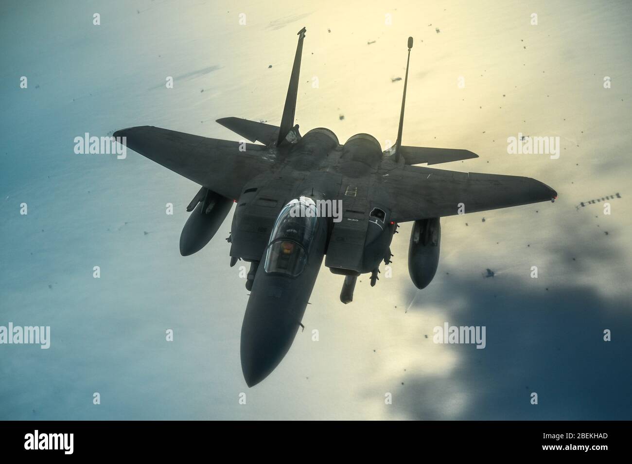 Un aereo da combattimento dell'aeronautica militare statunitense F-15E Strike Eagle, assegnato al 494° Squadrone Expeditionary Fighter della base aerea di al Udeid, Qatar, durante una sortie a sostegno dell'operazione inerente risolvere il 17 gennaio 2020 sul Golfo Arabico. Foto Stock Un aereo da combattimento dell'aeronautica militare statunitense F-15E Strike Eagle, assegnato al 494° Squadrone Expeditionary Fighter della base aerea di al Udeid, Qatar, durante una sortie a sostegno dell'operazione inerente risolvere il 17 gennaio 2020 sul Golfo Arabico. Foto Stock