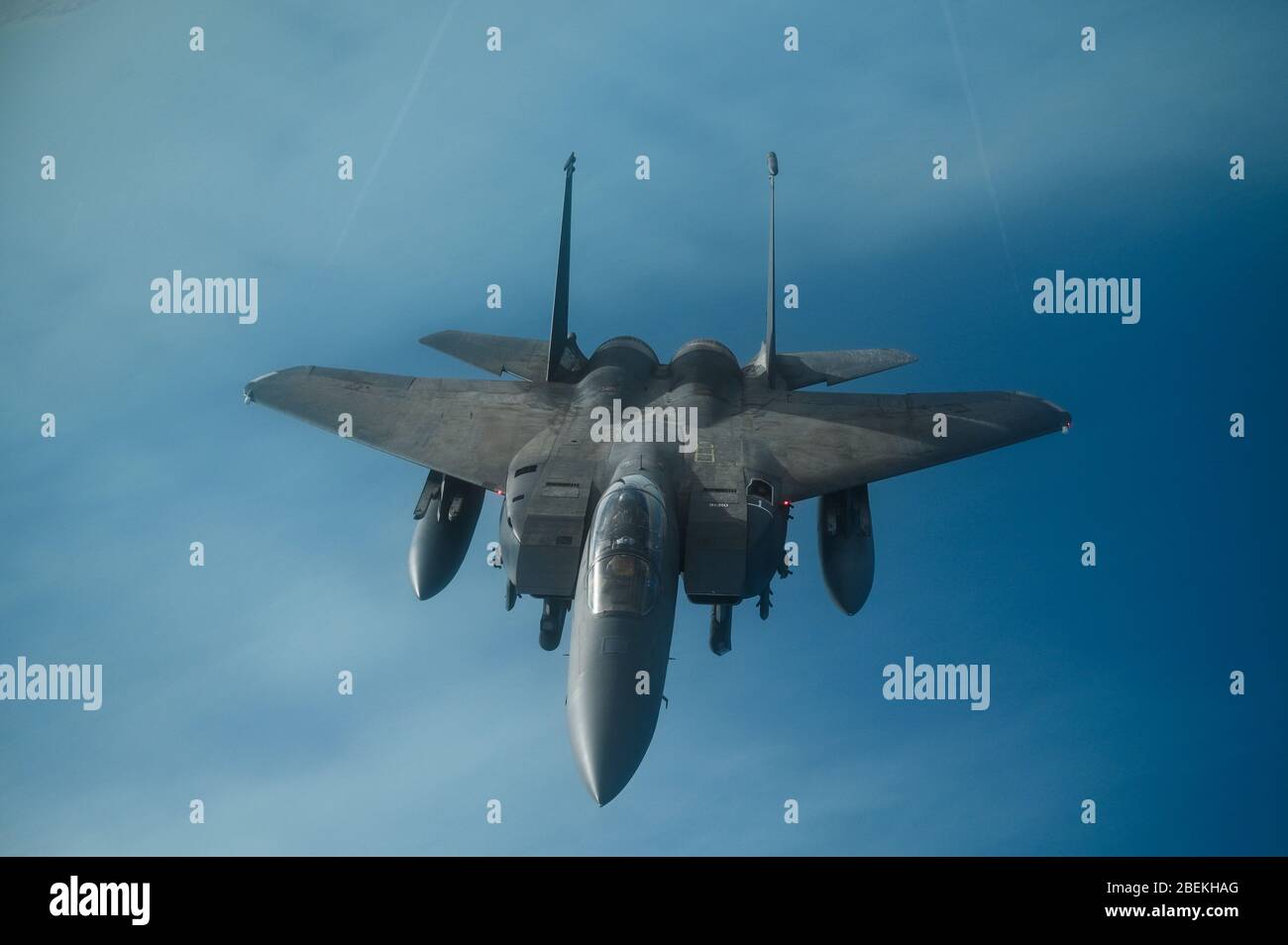 Un aereo da combattimento dell'aeronautica militare statunitense F-15E Strike Eagle, assegnato al 494° Squadrone Expeditionary Fighter della base aerea di al Udeid, Qatar, durante una sortie a sostegno dell'operazione inerente risolvere il 17 gennaio 2020 sul Golfo Arabico. Foto Stock Un aereo da combattimento dell'aeronautica militare statunitense F-15E Strike Eagle, assegnato al 494° Squadrone Expeditionary Fighter della base aerea di al Udeid, Qatar, durante una sortie a sostegno dell'operazione inerente risolvere il 17 gennaio 2020 sul Golfo Arabico. Foto Stock