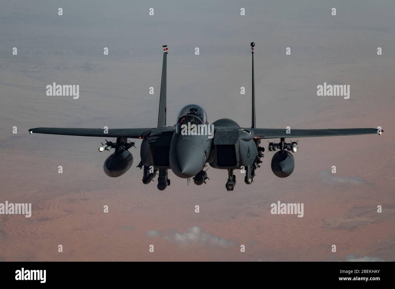 Un aereo da combattimento dell'aviazione militare statunitense F-15E Strike Eagle, assegnato al 494° Expeditionary Fighter Squadron vola sopra l'Iraq durante una sortie di rifornimento 19 gennaio 2020 vicino alla base aerea di al Dhafra, Iraq. Foto Stock Un aereo da combattimento dell'aviazione militare statunitense F-15E Strike Eagle, assegnato al 494° Expeditionary Fighter Squadron vola sopra l'Iraq durante una sortie di rifornimento 19 gennaio 2020 vicino alla base aerea di al Dhafra, Iraq. Foto Stock