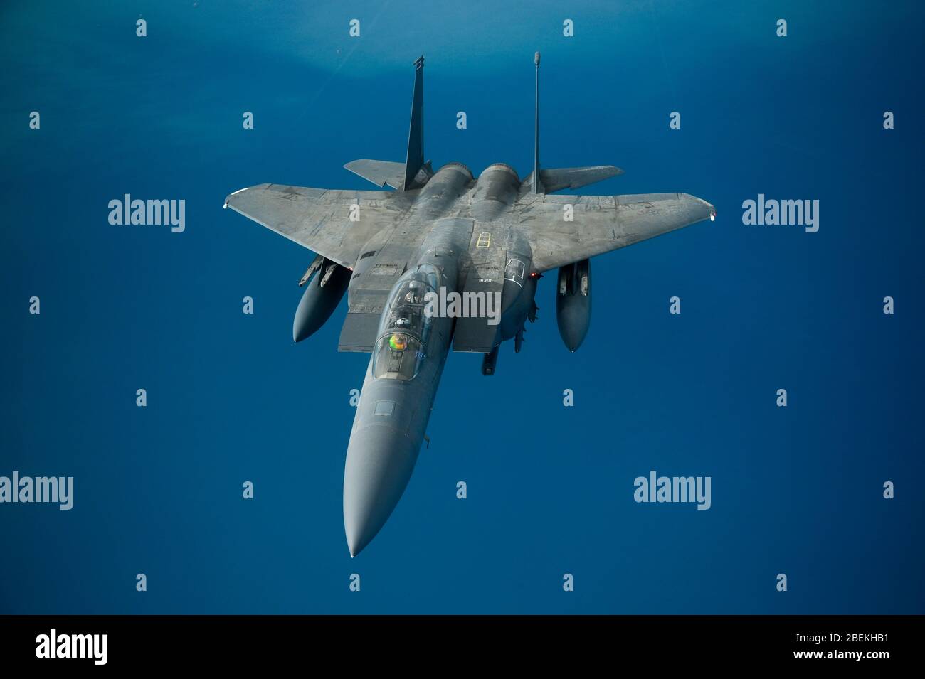 Un aereo da combattimento dell'aeronautica militare statunitense F-15E Strike Eagle, assegnato al 494° Squadrone Expeditionary Fighter della base aerea di al Udeid, Qatar, durante una sortie a sostegno dell'operazione inerente risolvere il 17 gennaio 2020 sul Golfo Arabico. Foto Stock Un aereo da combattimento dell'aeronautica militare statunitense F-15E Strike Eagle, assegnato al 494° Squadrone Expeditionary Fighter della base aerea di al Udeid, Qatar, durante una sortie a sostegno dell'operazione inerente risolvere il 17 gennaio 2020 sul Golfo Arabico. Foto Stock