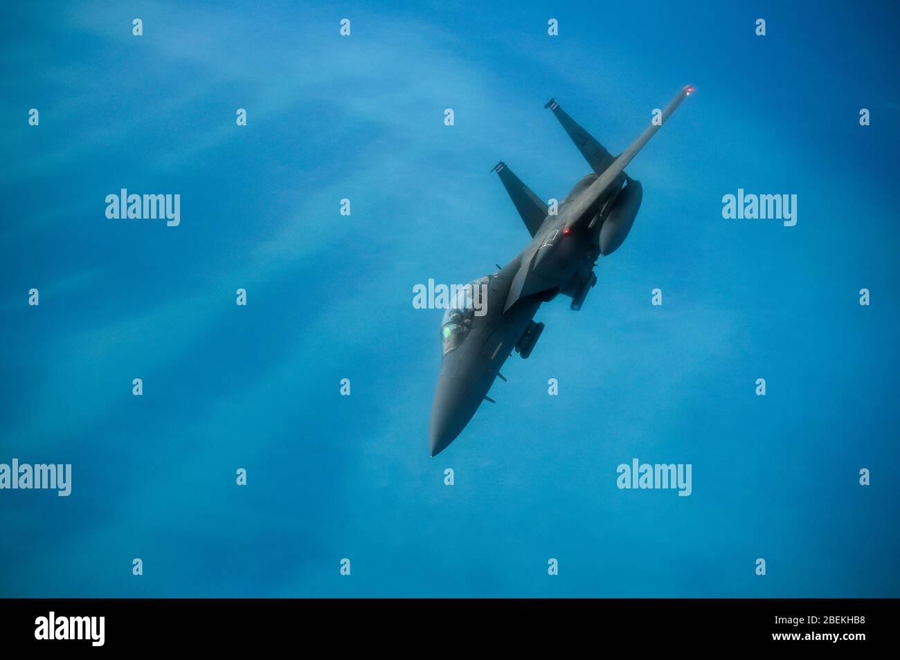 Un aereo da combattimento dell'aeronautica militare statunitense F-15E Strike Eagle, assegnato al 494° Squadrone Expeditionary Fighter della base aerea di al Udeid, Qatar, durante una sortie a sostegno dell'operazione inerente risolvere il 17 gennaio 2020 sul Golfo Arabico. Foto Stock Un aereo da combattimento dell'aeronautica militare statunitense F-15E Strike Eagle, assegnato al 494° Squadrone Expeditionary Fighter della base aerea di al Udeid, Qatar, durante una sortie a sostegno dell'operazione inerente risolvere il 17 gennaio 2020 sul Golfo Arabico. Foto Stock