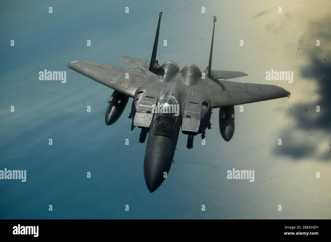 Un aereo da combattimento dell'aeronautica militare statunitense F-15E Strike Eagle, assegnato al 494° Squadrone Expeditionary Fighter della base aerea di al Udeid, Qatar, durante una sortie a sostegno dell'operazione inerente risolvere il 17 gennaio 2020 sul Golfo Arabico. Foto Stock Un aereo da combattimento dell'aeronautica militare statunitense F-15E Strike Eagle, assegnato al 494° Squadrone Expeditionary Fighter della base aerea di al Udeid, Qatar, durante una sortie a sostegno dell'operazione inerente risolvere il 17 gennaio 2020 sul Golfo Arabico. Foto Stock
