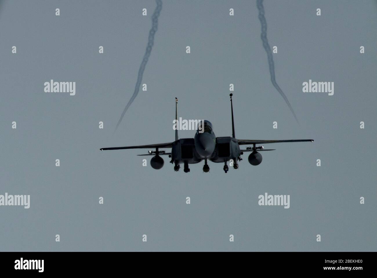 Un aereo da combattimento dell'aviazione militare statunitense F-15E Strike Eagle, assegnato al 494° Expeditionary Fighter Squadron vola sopra l'Iraq durante una sortie di rifornimento 15 gennaio 2020 vicino alla base aerea di al Dhafra, Iraq. Foto Stock Un aereo da combattimento dell'aviazione militare statunitense F-15E Strike Eagle, assegnato al 494° Expeditionary Fighter Squadron vola sopra l'Iraq durante una sortie di rifornimento 15 gennaio 2020 vicino alla base aerea di al Dhafra, Iraq. Foto Stock