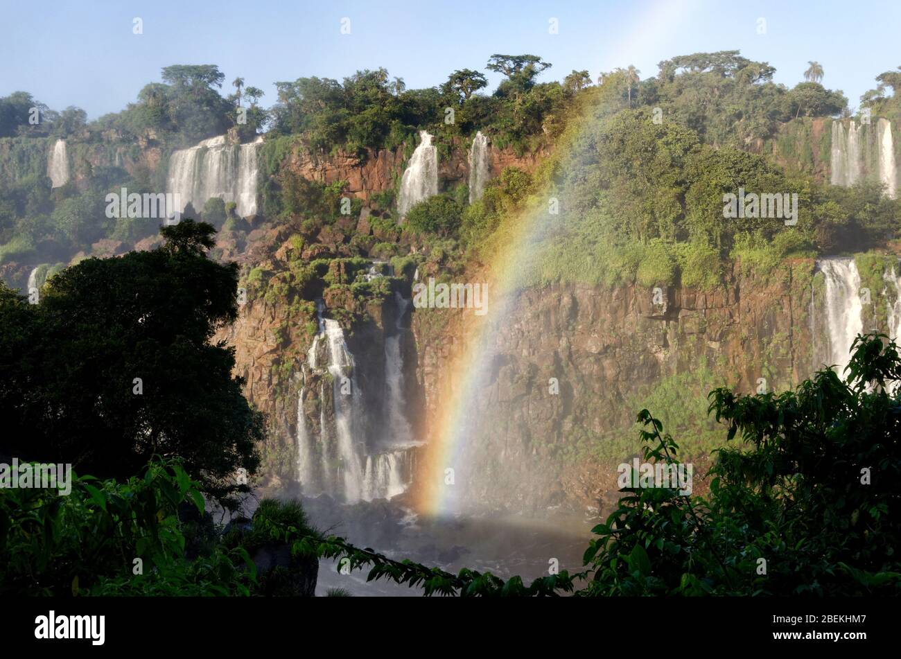 Arcobaleno sopra le cascate di Iguacu, Brasile, Sud America Foto Stock