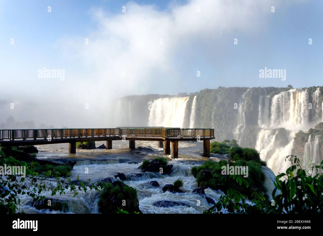 La piattaforma panoramica sui torrenti della cascata della gola del Devils alle cascate di Iguacu, Brasile, Sud America Foto Stock