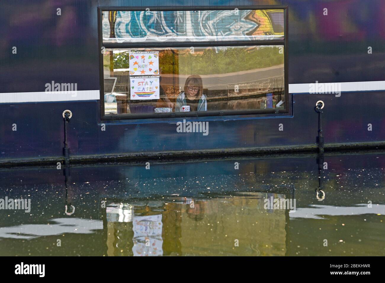 Amber Young, di 8 anni, scrive lettere di ringraziamento sulla loro barca sul canale vicino a Regent's Park, Londra, mentre il Regno Unito continua a chiudere a chiave per contribuire a frenare la diffusione del coronavirus. Foto Stock