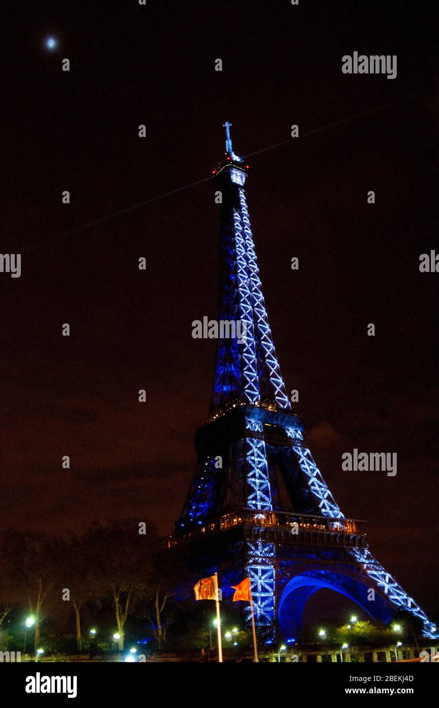 La Torre Eiffel è perfettamente simmetrica. Un gran numero di luci  illuminano la struttura metallica dall'interno, portando dettagli ed  eleganza Foto stock - Alamy