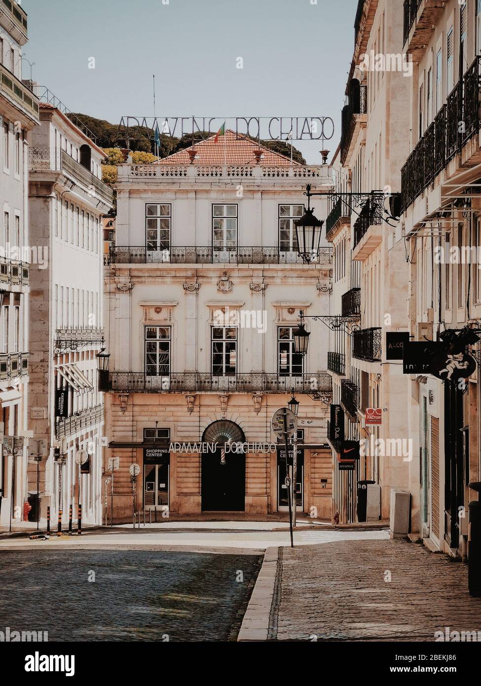 Largo do Chiado, Rua Garret, strada vuota a causa di coronavirus pandemico stato di emergenza, nel centro di Lisboa aprile 2020 Foto Stock