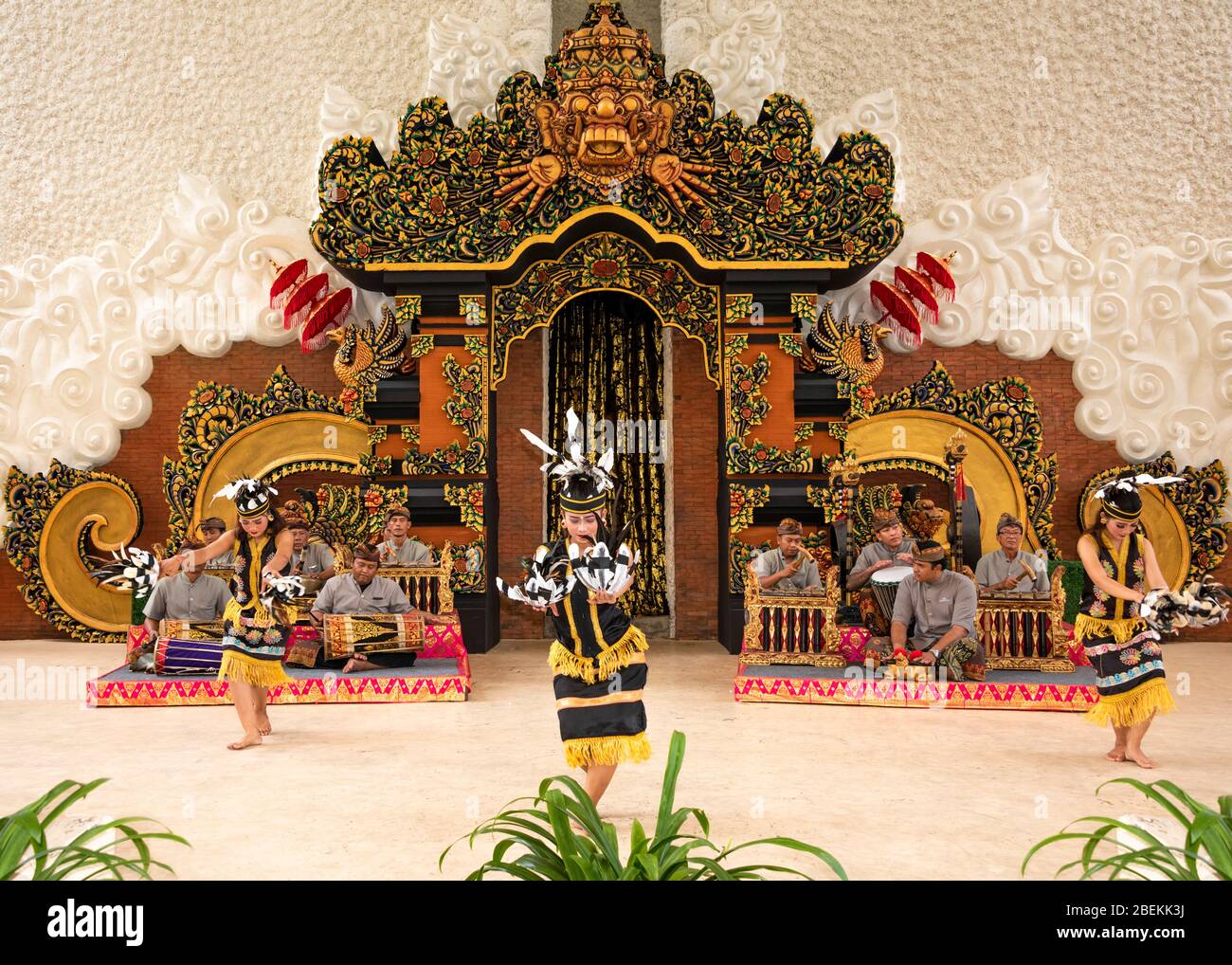 Vista orizzontale dei ballerini tribali tradizionali a Bali, Indonesia. Foto Stock