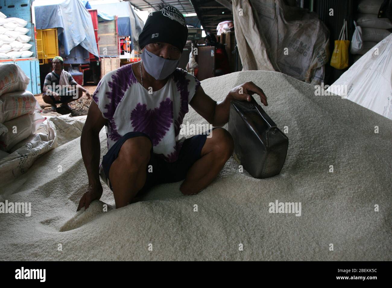 Lo stock di riso al mercato principale del riso di Cipinang, Jakarta orientale, Indonesia, è attualmente sicuro malgrado le restrizioni sociali su vasta scala (PSBB) a Jakarta, a Idul Fitri, Lunedi (4/13/2020). Il governo provinciale della Regione capitale Speciale di Giacarta garantisce che le scorte alimentari saranno sicure durante l'attuazione delle restrizioni sociali su larga scala (PSBB) a Giacarta, iniziata lo scorso venerdì (10/4/2020). Le scorte di riso esistenti a Bulog, alla stazione alimentare PT Tjipinang Jaya e al mercato principale del riso Cipinang hanno raggiunto le 254,891 tonnellate. La disponibilità di riso può soddisfare le esigenze dei residenti di Giacarta per il Foto Stock