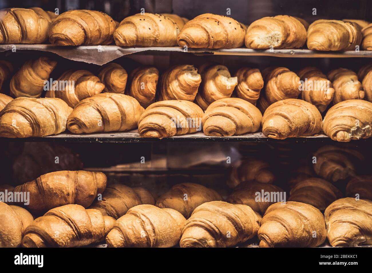 Deliziosi croissant sulla vetrina del negozio della panetteria Foto Stock