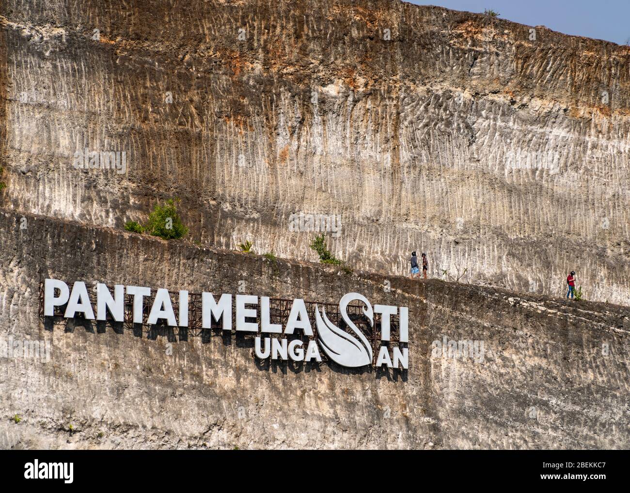 Vista orizzontale del cartello sulla spiaggia di Melasti sulla scogliera nel sud di Bali, Indonesia. Foto Stock