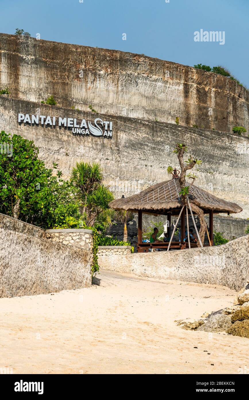 Vista verticale del cartello sulla spiaggia di Melasti sulla scogliera nel sud di Bali, Indonesia. Foto Stock