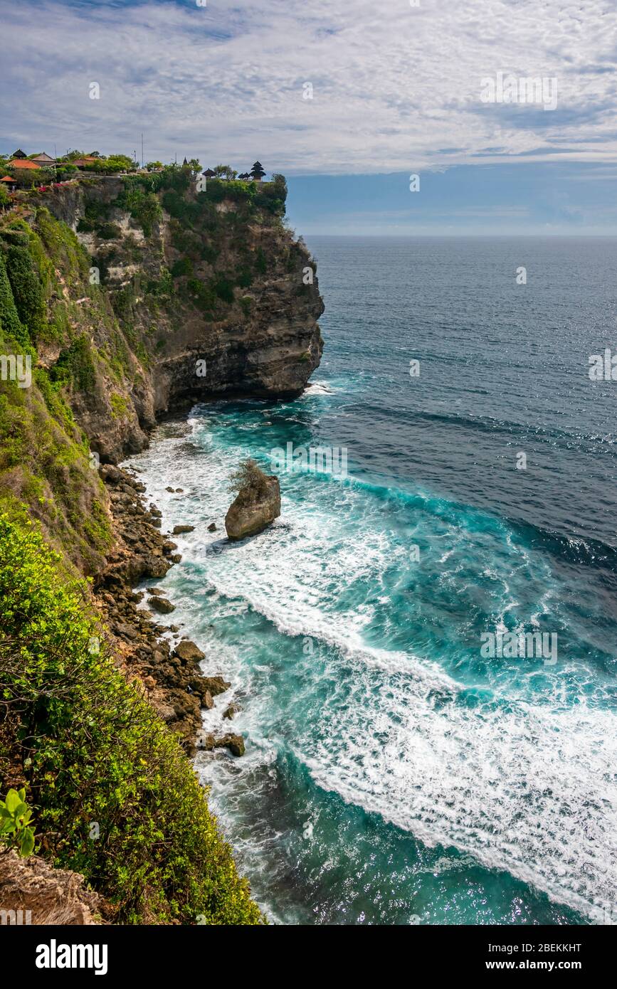 Vista verticale del tempio di Uluwatu a Bali, Indonesia. Foto Stock