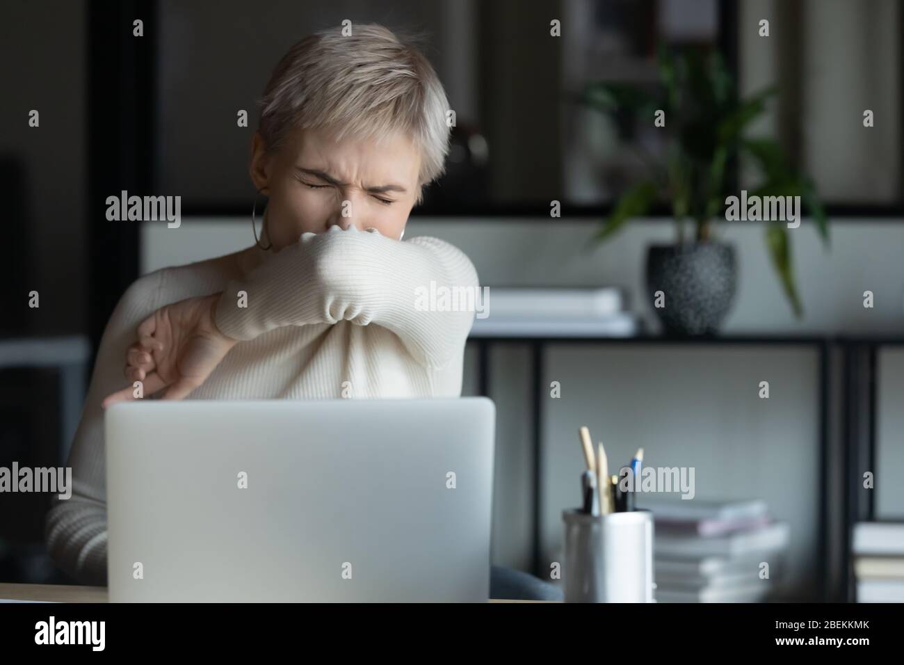 Donne malate infettate con coronavirus sul posto di lavoro Foto Stock
